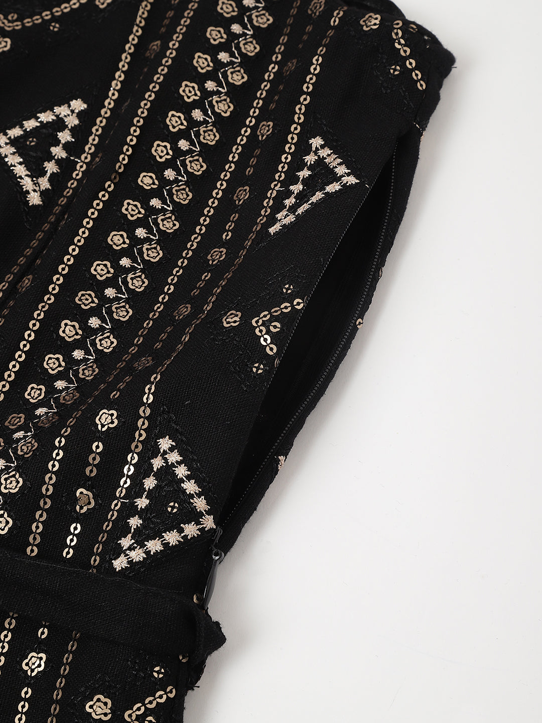 Glamorous Black Sleeveless Round Neck Embellished Party Dress For Showstopping Style