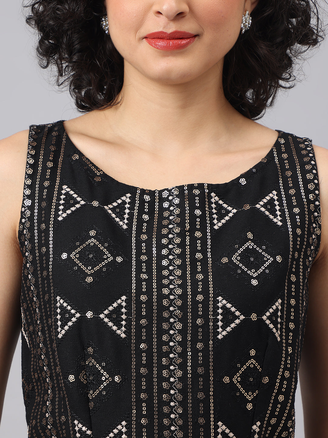 Glamorous Black Sleeveless Round Neck Embellished Party Dress For Showstopping Style