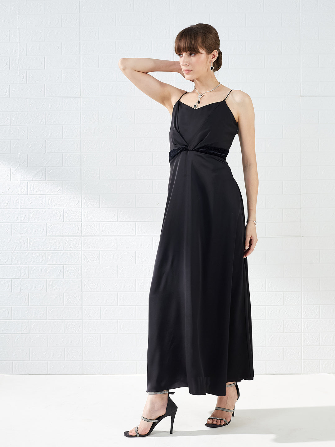Latin Quarters Women's Black Strappy Sweetheart Neck Solid Party Maxi Dress
