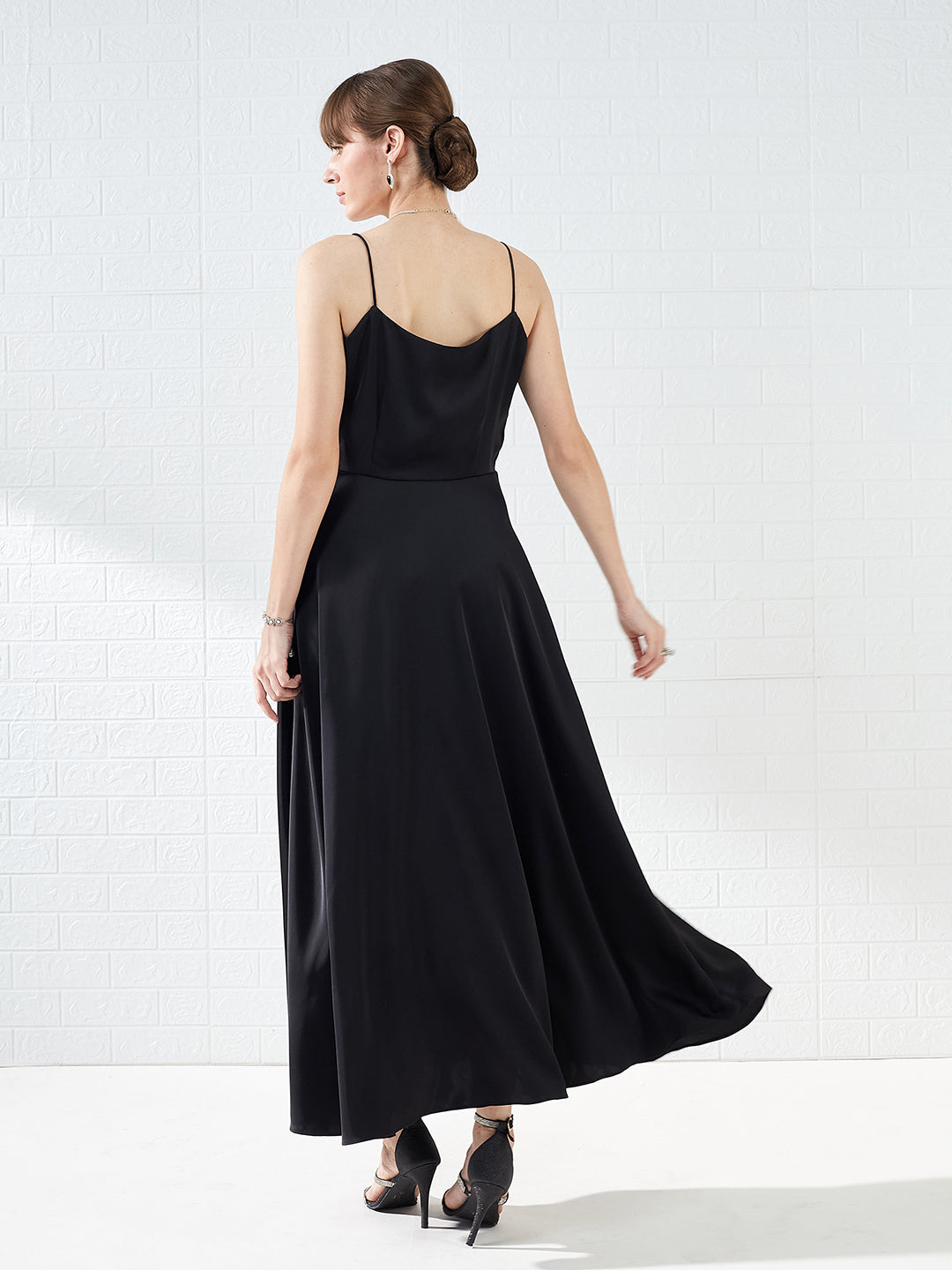 Latin Quarters Women's Black Strappy Sweetheart Neck Solid Party Maxi Dress