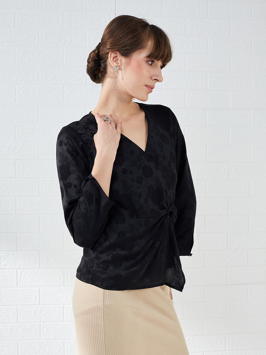 Latin Quarters Women's Black 3/4Th Sleeves V-Neck Self Design Casual Regular Top