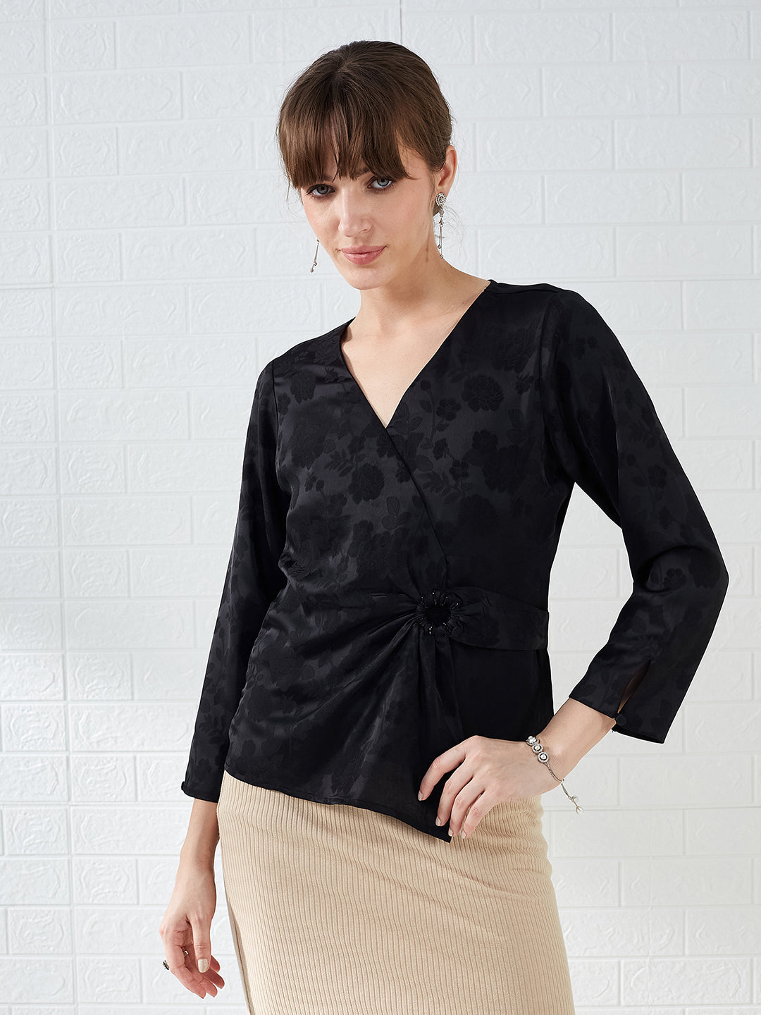 Latin Quarters Women's Black 3/4Th Sleeves V-Neck Self Design Casual Regular Top