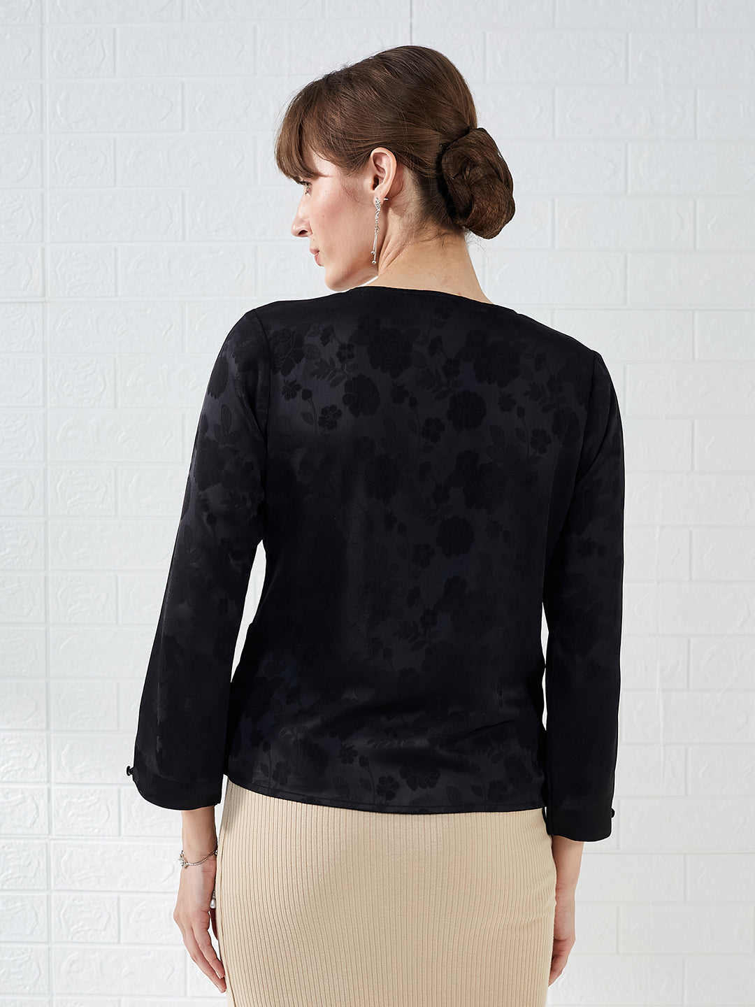 Latin Quarters Women's Black 3/4Th Sleeves V-Neck Self Design Casual Regular Top