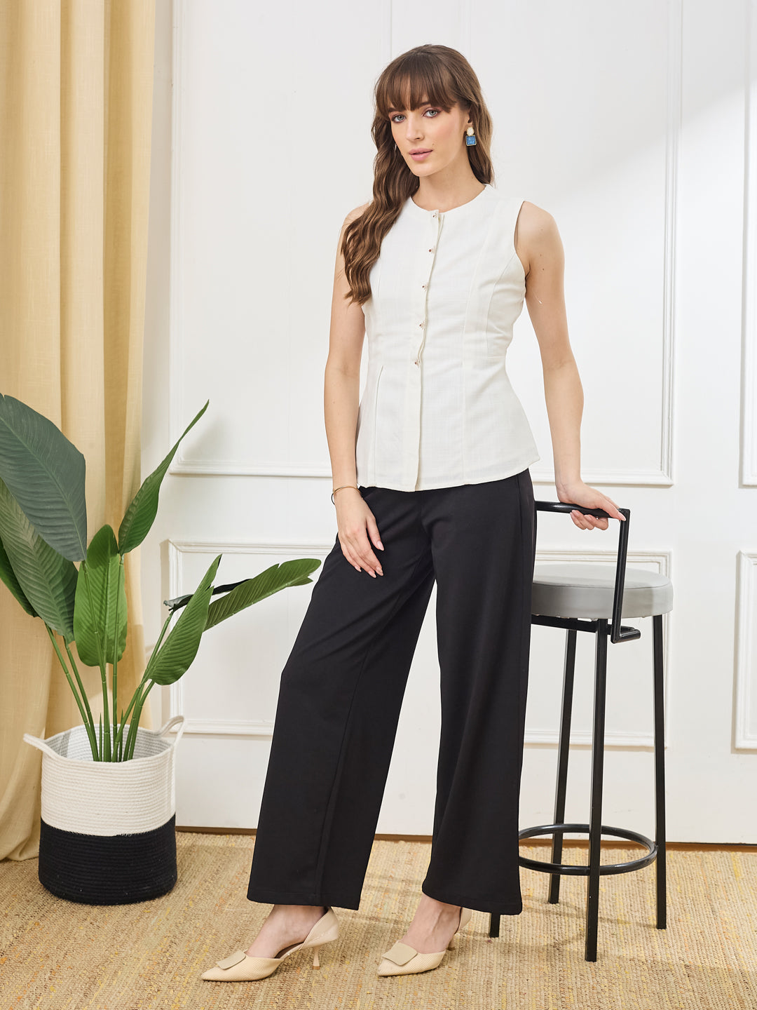 Latin Quarters Women's White Sleeveless Round Neck Casual Solid Top