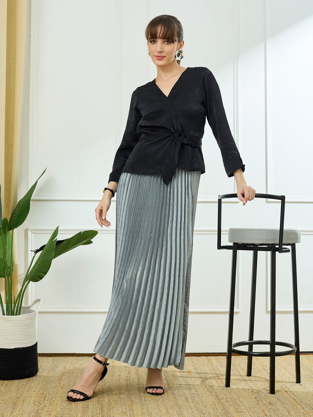 Latin Quarters Women's Black 3/4th Sleeves V-Neck Casual Solid Top