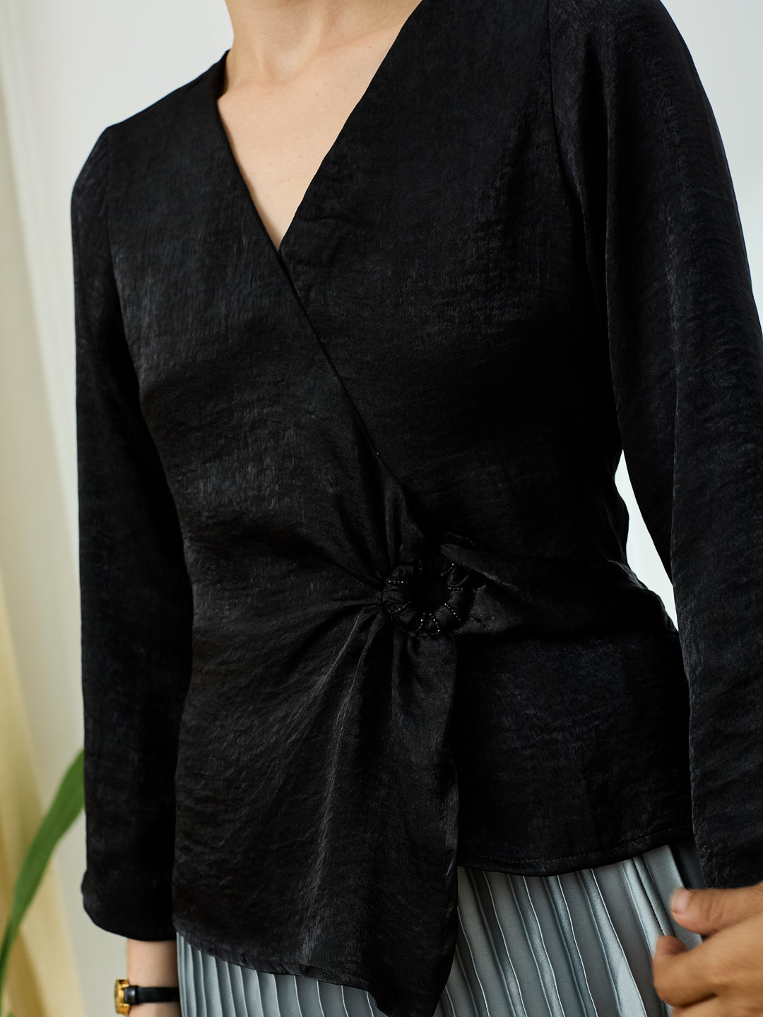 Latin Quarters Women's Black 3/4th Sleeves V-Neck Casual Solid Top