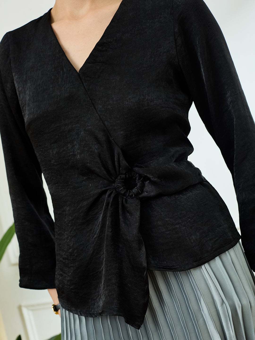 Latin Quarters Women's Black 3/4th Sleeves V-Neck Casual Solid Top