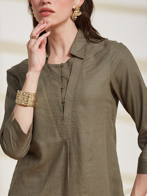 Latin Quarters Women's Olive Solid Collared 3/4Th Sleeve Casual Top