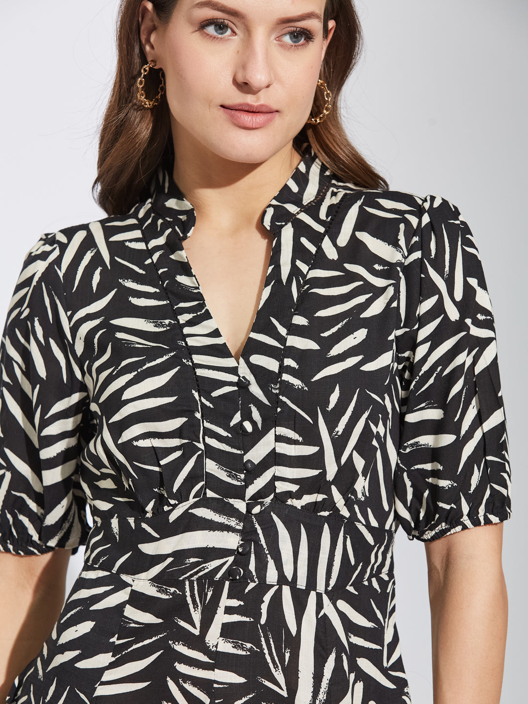 Latin Quarters Women  Black Half Sleeve V-Neck Printed Casual Dress