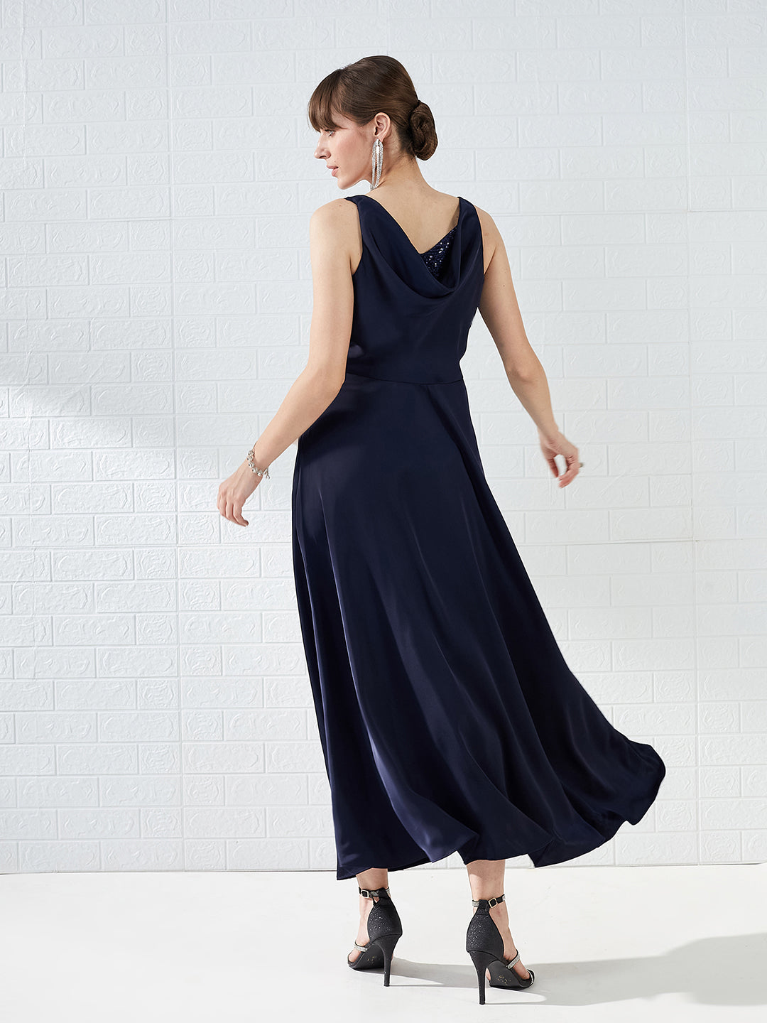 Latin Quarters Women's Blue Sleeveless V-Neck Solid Party Maxi Dress