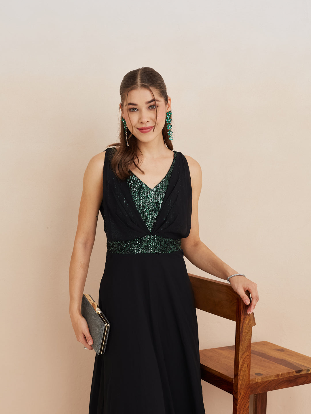 Latin Quarters Women'S Black V-Neck Sleeveless Solid Party A-Line Dress
