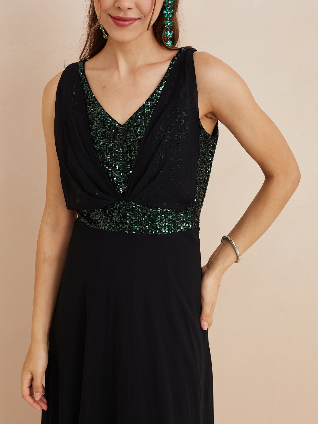 Latin Quarters Women'S Black V-Neck Sleeveless Solid Party A-Line Dress