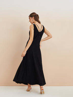 Latin Quarters Women'S Black V-Neck Sleeveless Solid Party Fit & Flare Dress