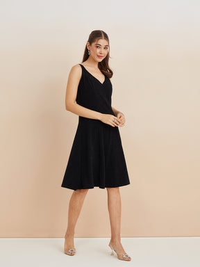 Latin Quarters Women'S Black V-Neck Sleeveless Solid Party Fit & Flare Dress