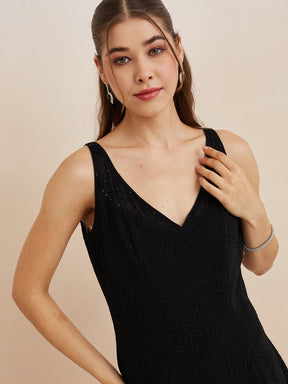 Latin Quarters Women'S Black V-Neck Sleeveless Solid Party Fit & Flare Dress