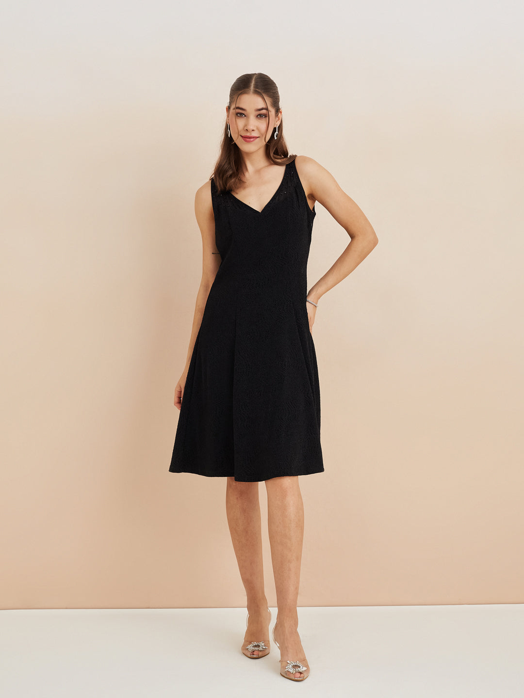 Latin Quarters Women'S Black V-Neck Sleeveless Solid Party Fit & Flare Dress