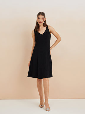 Latin Quarters Women'S Black V-Neck Sleeveless Solid Party Fit & Flare Dress