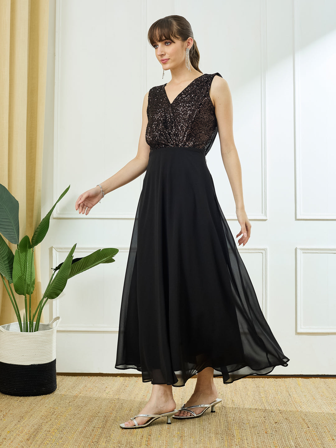 Latin Quarters Women's Black Sleeveless V-Neck Party Embellished Dress