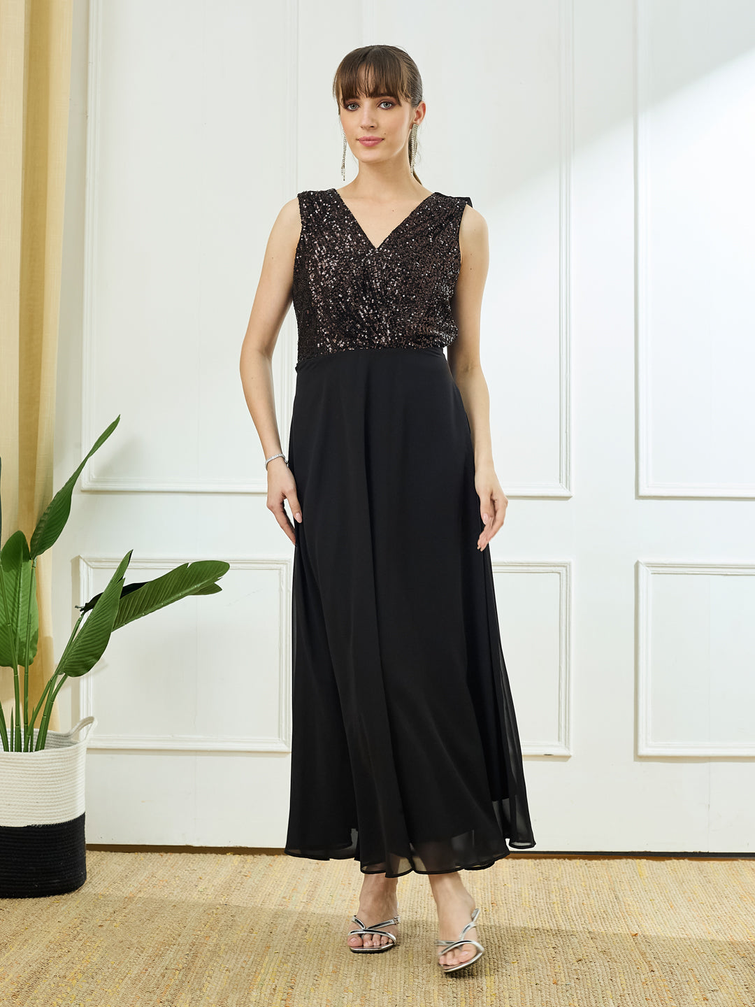 Latin Quarters Women's Black Sleeveless V-Neck Party Embellished Dress