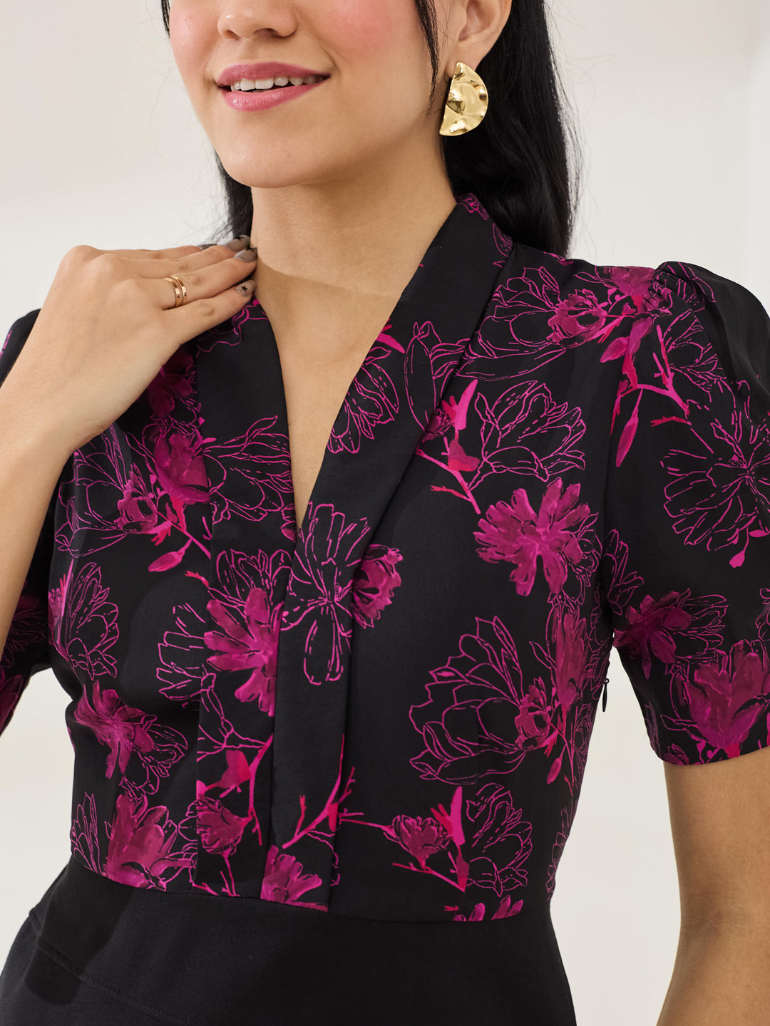 Latin Quarters Women's Black Printed Half Sleeves V-Neck Casual Bodycon Dress