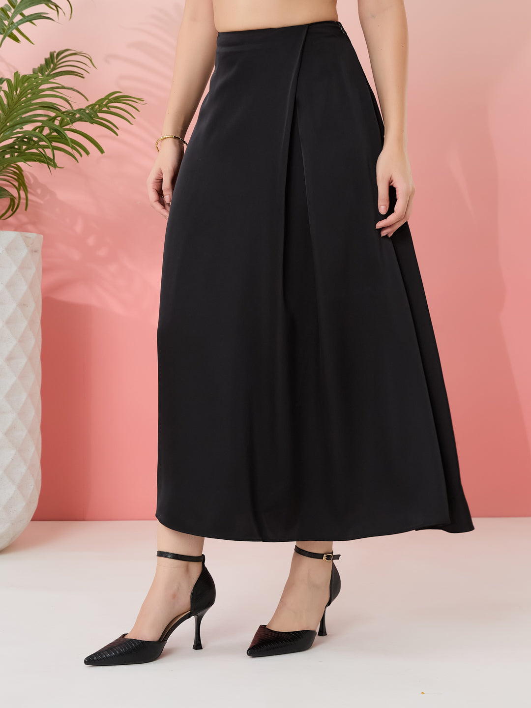 Latin Quarters Women's Black Solid Party A-Line High Rise Skirt