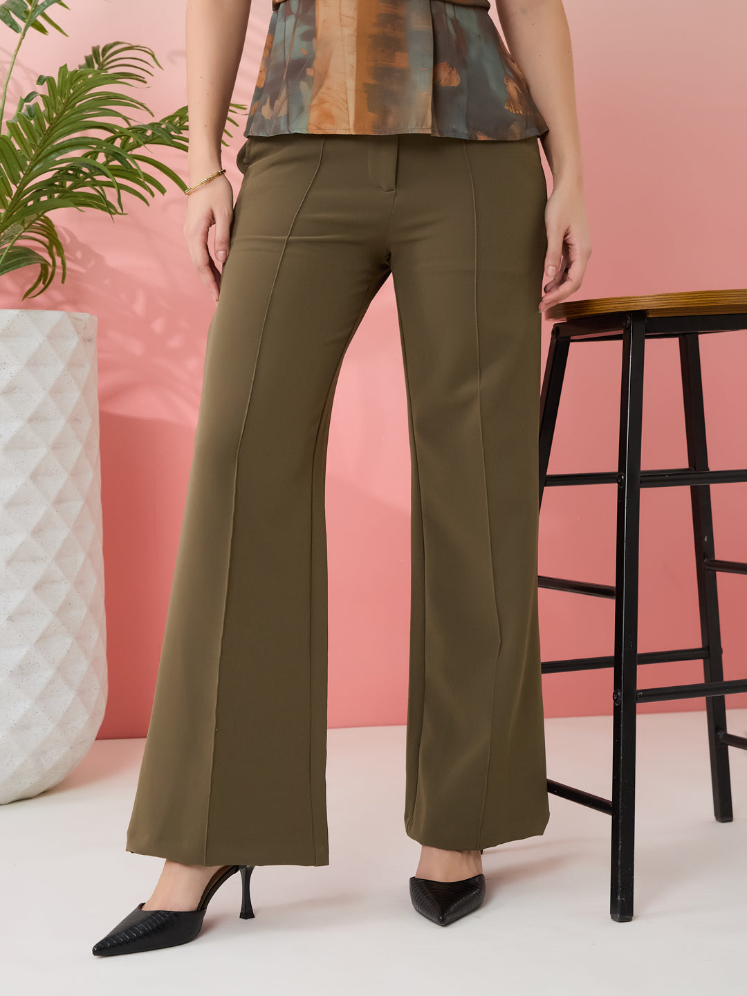 Latin Quarters Women's Green Solid Casual Straight Fit High Rise Pant