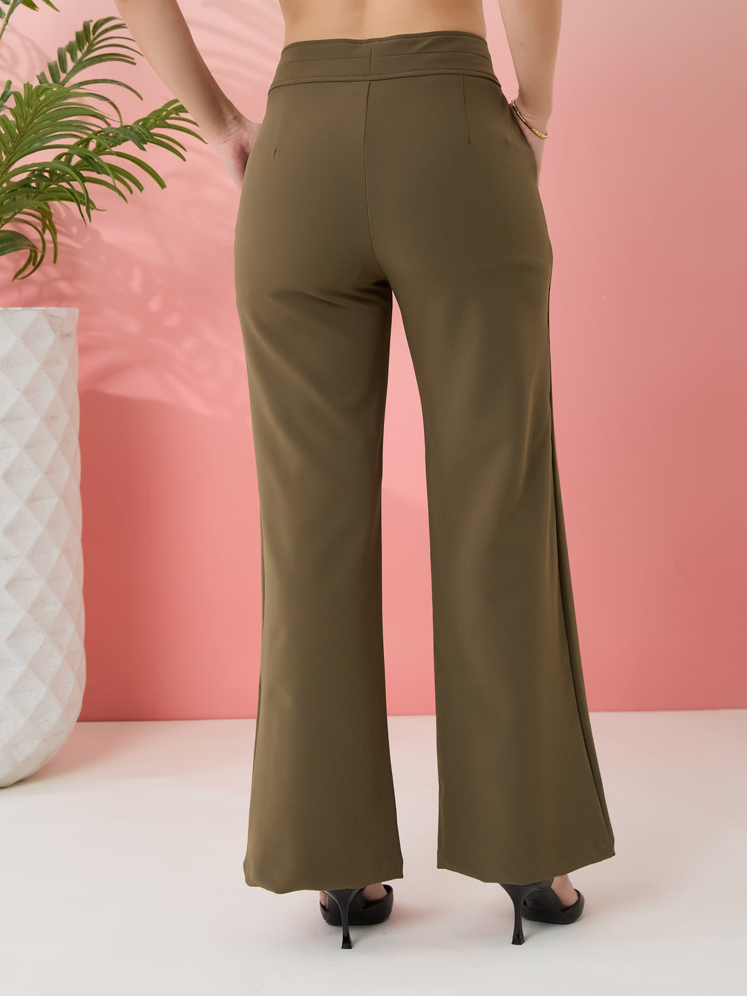 Latin Quarters Women's Green Solid Casual Straight Fit High Rise Pant