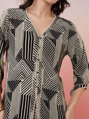 Latin Quarters Women's Black Printed V-Neck 3/4th Sleeves Casual Tunic