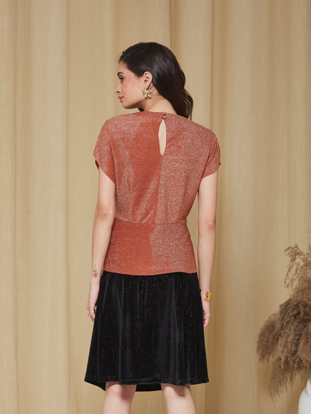 Latin Quarters Women'S Peach V-Neck Cap Sleeves Solid Party Top