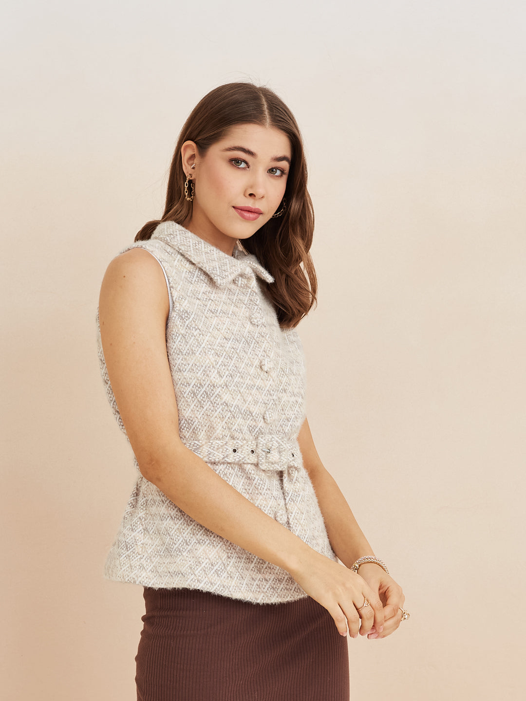 Latin Quarters Women'S Beige Collar Neck Sleeveless Self Design Casual Cardigan