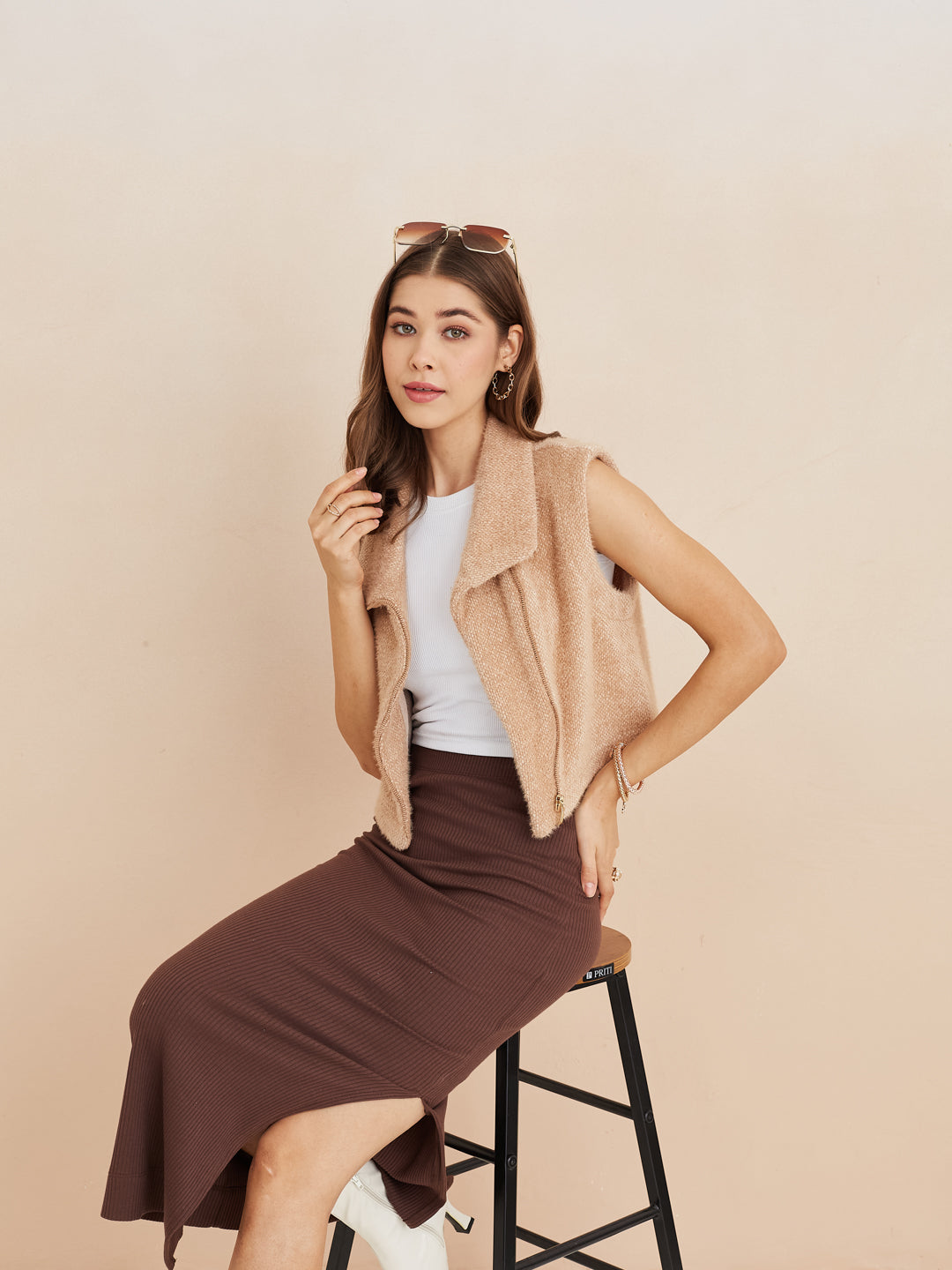 Latin Quarters Women'S Beige Collar Neck Sleeveless Solid Casual Jacket