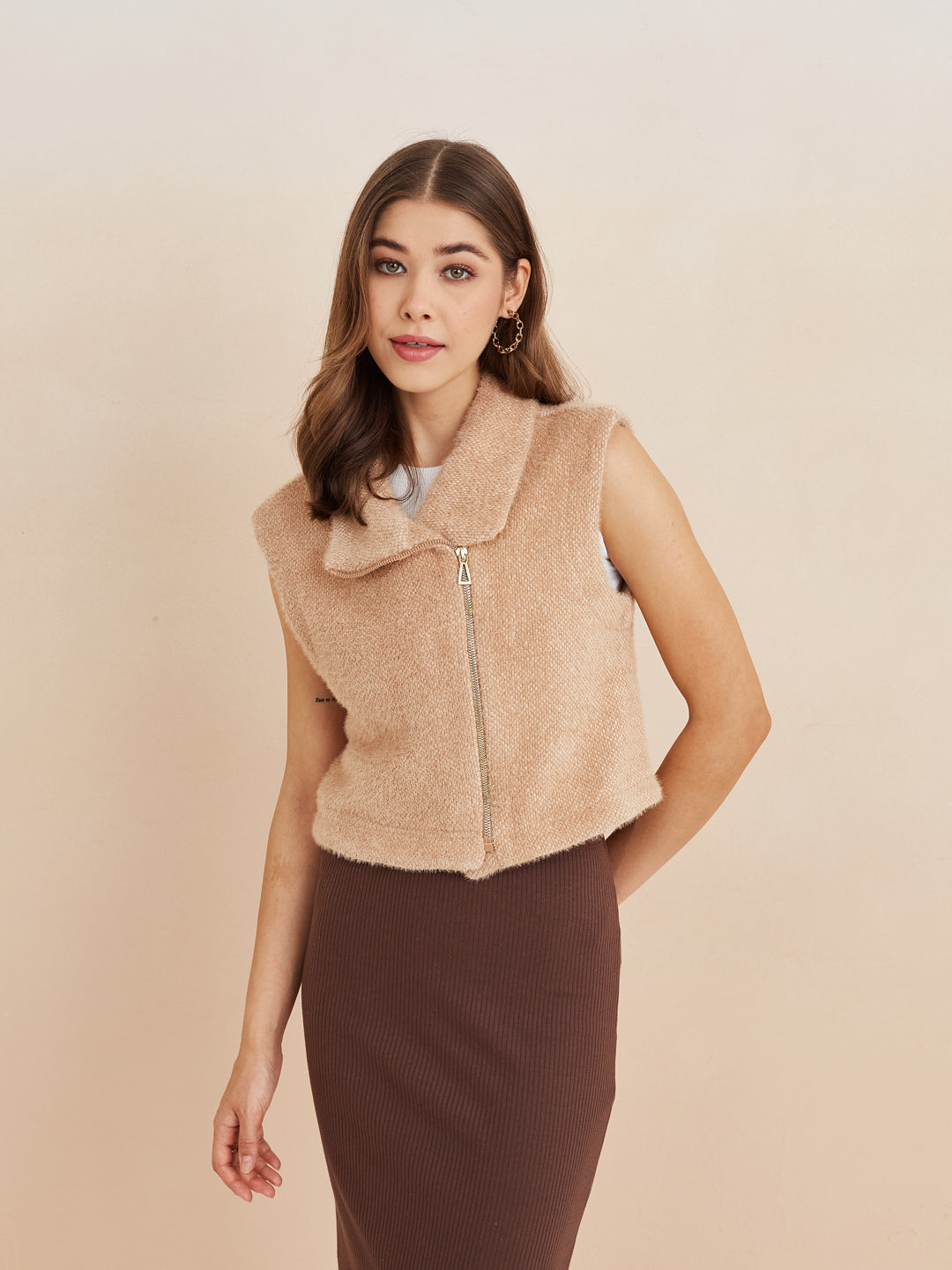 Latin Quarters Women'S Beige Collar Neck Sleeveless Solid Casual Jacket
