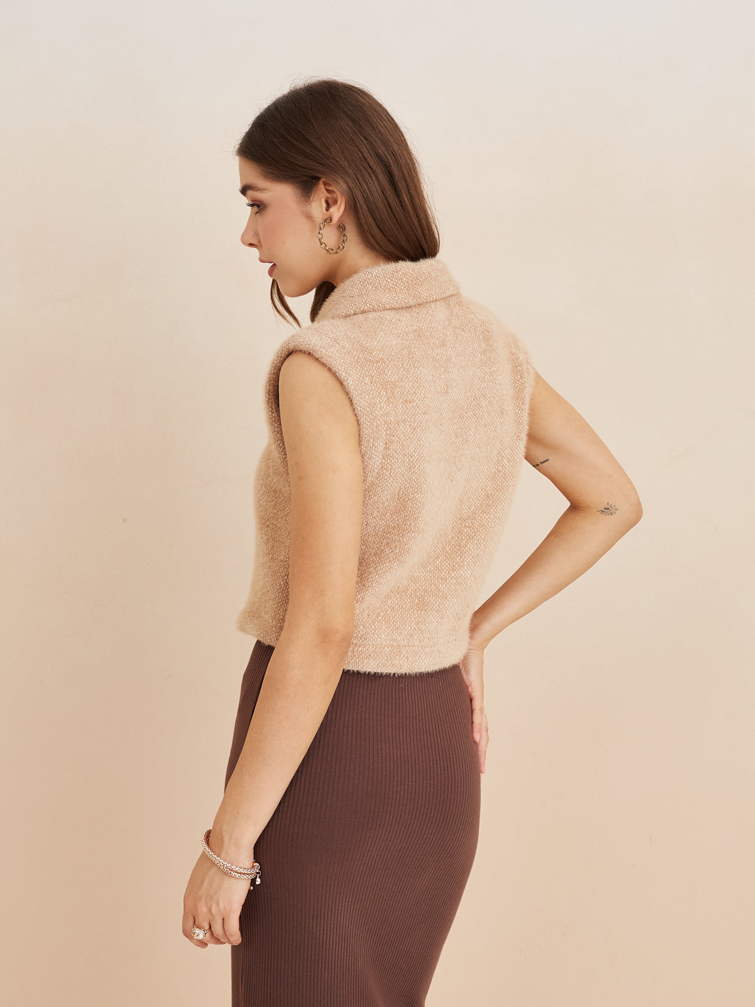 Latin Quarters Women'S Beige Collar Neck Sleeveless Solid Casual Jacket