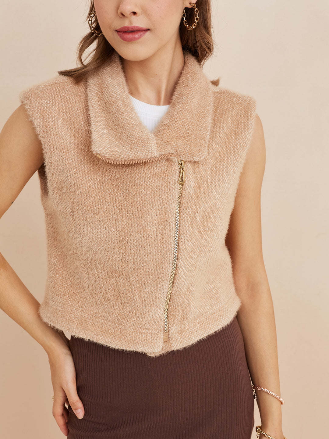 Latin Quarters Women'S Beige Collar Neck Sleeveless Solid Casual Jacket