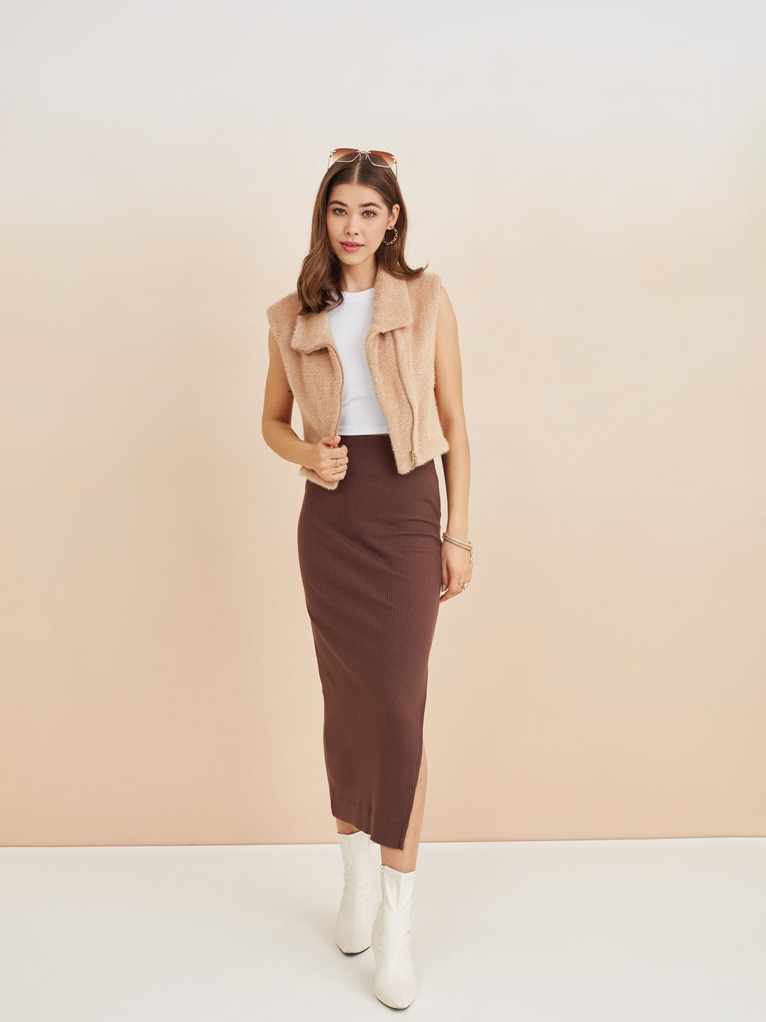 Latin Quarters Women'S Beige Collar Neck Sleeveless Solid Casual Jacket