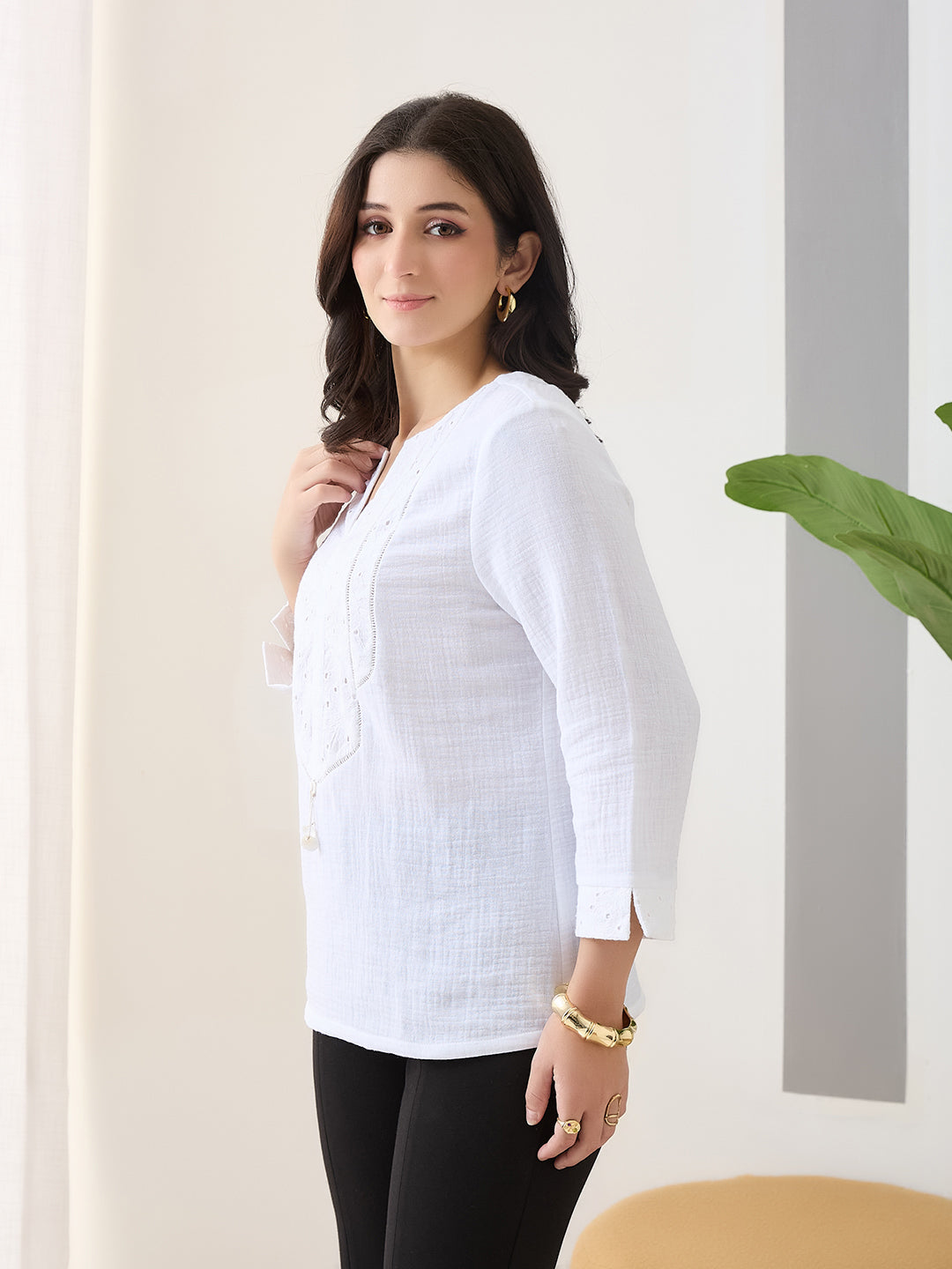 Latin Quarters Women White Solid 3/4th Sleeves V-Neck Casual Tunic